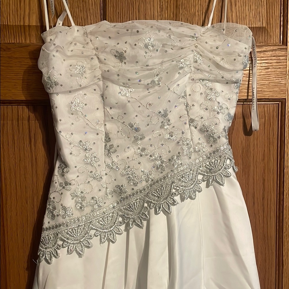 Elegant White Dress - Picture 2 of 9